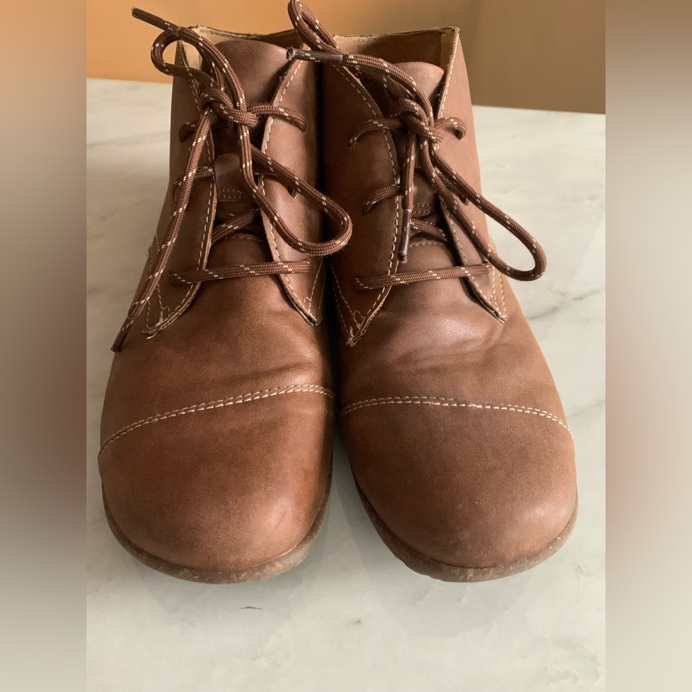b.o.c. Size 10 Born Sabelle Booties Ankle Boots Tan Lace-Up